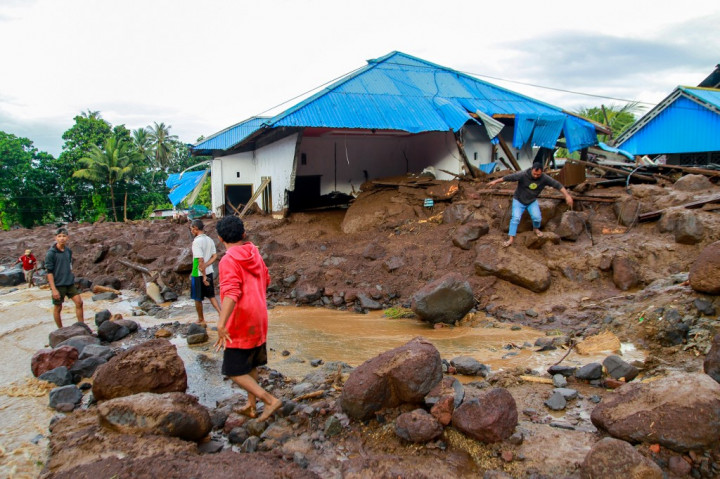 Tim SAR Gabungan bersama masyarakat di Kota Ternate, Maluku Utara (Malut), terus melakukan pencarian korban banjir bandang yang melanda Kelurahan Rua Ternate sejak Minggu, 25 Agustus 2024 dini hari.