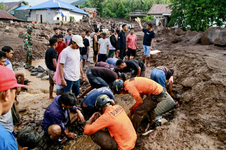 Kepala Seksi (Kasi) Operasi dan Siaga Pencarian Pertolongan Basarnas Ternate, Bram Madya dihubungi, Minggu, mengatakan, pihaknya telah menerjunkan personel bersama-sama masyarakat untuk melakukan pencarian terhadap korban banjir bandang.