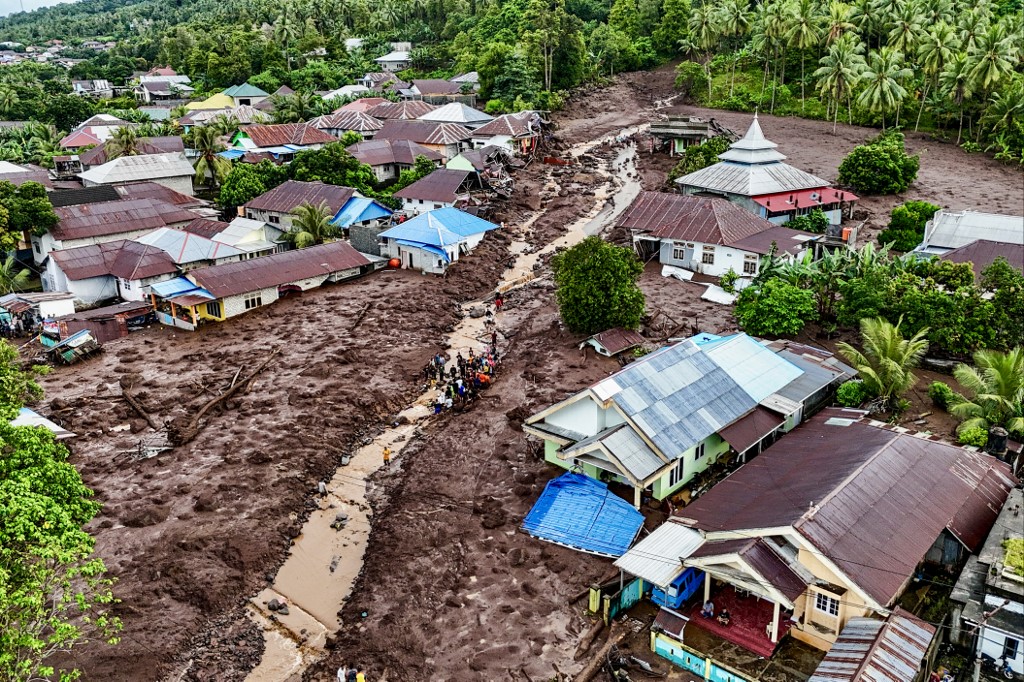 Bahkan, kata Bram, akibat banjir bandang itu, sebanyak 10 orang warga dilaporkan meninggal dunia dan satu warga masih dalam proses pencarian atau evakuasi, karena tertimbun material banjir.