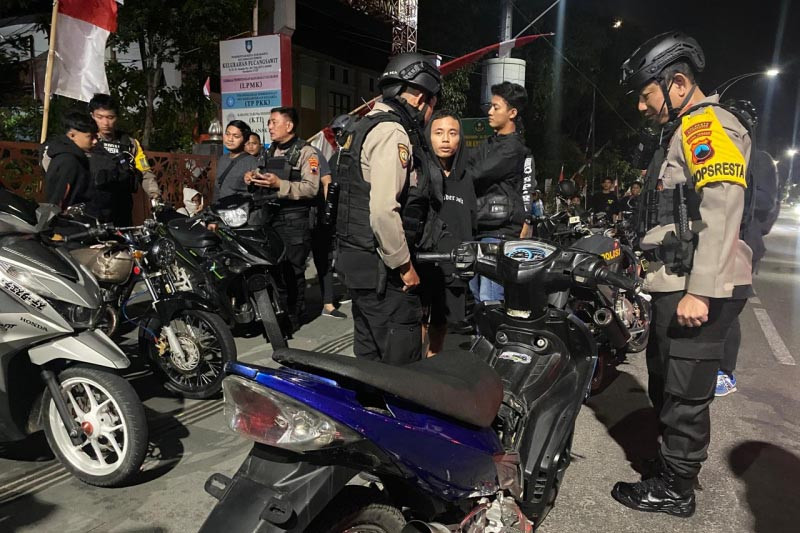 Balapan liar dan kendaraan knalpot bising masih menjafi teror bagi pengguna lalu lintas di Kota Solo, terutama pada akhir pekan. Karena itu, Polresta Solo terus menerus menggelar berbagai operasi razia, dan apalagi dalam rangka cipta kondisi menjelang Pilkada serentak.