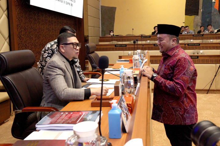 Kemudian, anggota Bawaslu RI, Puadi dan Ketua DKPP Heddy Lugito. Menteri Hukum dan Hak Asasi Manusia (Menkumham) Supratman Andi Agtas juga hadir dalam rapat.