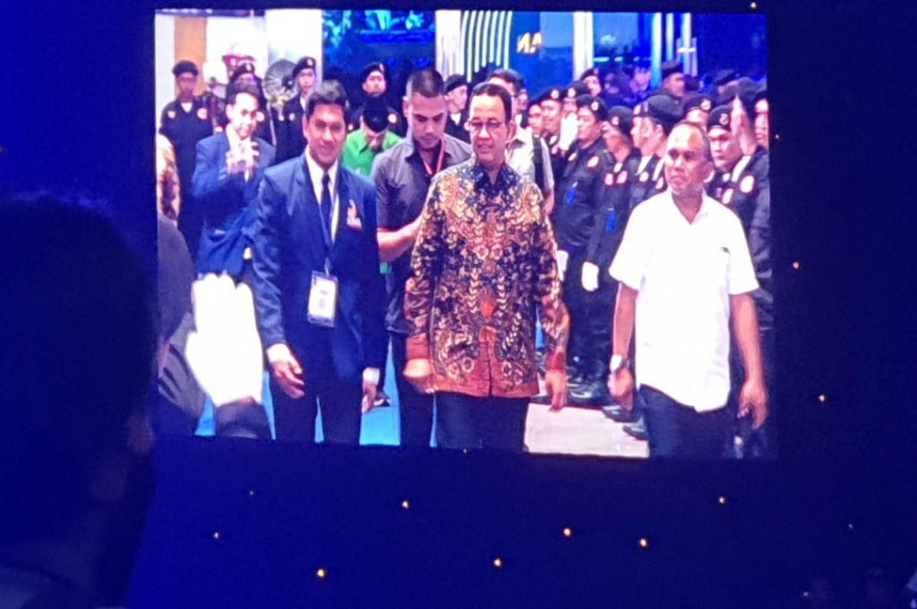 Mantan Menteri Pendidikan dan Kebudayaan (Mendikbud) itu menyempatkan menyapa kader melalui lambaian tangan. Dia juga tampak tersenyum ke para peserta kongres.