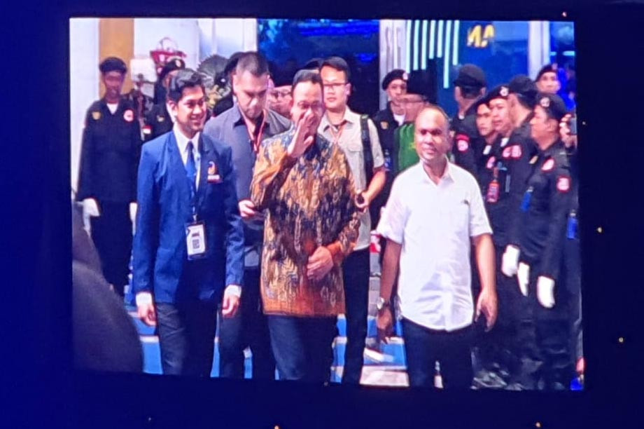 Pantauan Medcom.id, Anies datang mengenakan pakaian batik lengan panjang. Dia langsung menuju area utama acara.