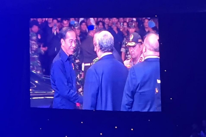 Jokowi bersalaman dengan Surya Paloh. Surya Paloh menyampaikan ucapan selamat datang.

