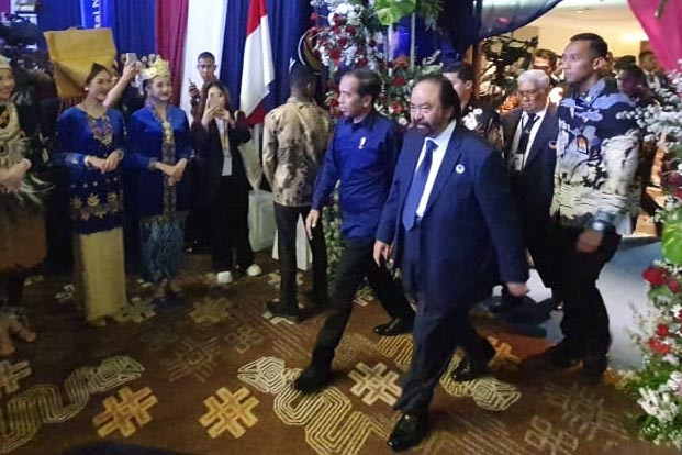 Lalu, Surya Paloh mengajak Jokowi untuk melangkah menuju ke arena utama kongres. Keduanya melangkah bersama di karpet biru.