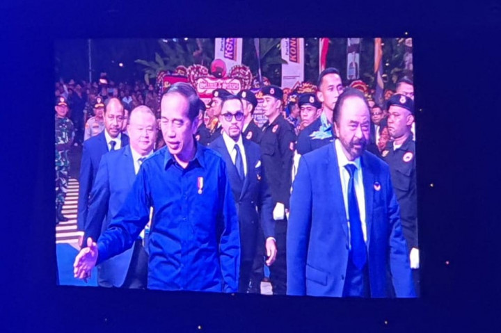 Pantauan Medcom.id, Jokowi menggunakan kemeja berwarna biru gelap dan celana panjang hitam. Kemeja Kepala Daerah senada dengan warna khas NasDem.