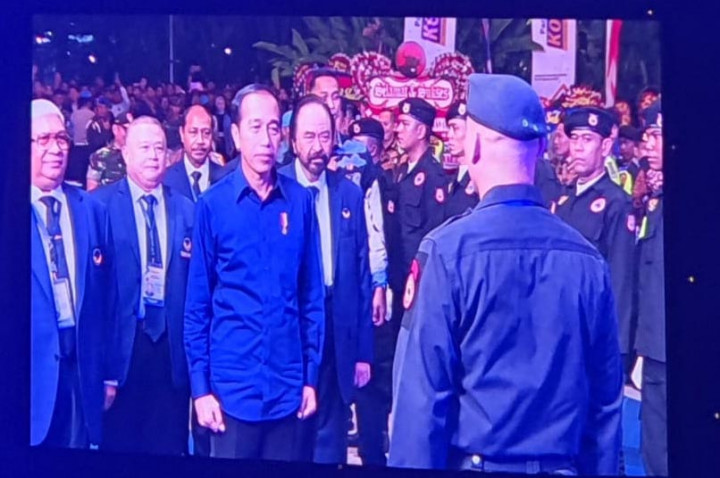 Presiden Joko Widodo (Jokowi) menghadiri Kongres III NasDem di Jakarta Convention Center (JCC), Minggu, 25 Agustus 2024 malam. Jokowi disambut Ketua Umum Partai NasDem Surya Paloh serta Bendahara Umum Partai NasDem Ahmad Sahroni dan Sekretaris Jenderal (Sekjen) Partai NasDem Hermawi Taslim.