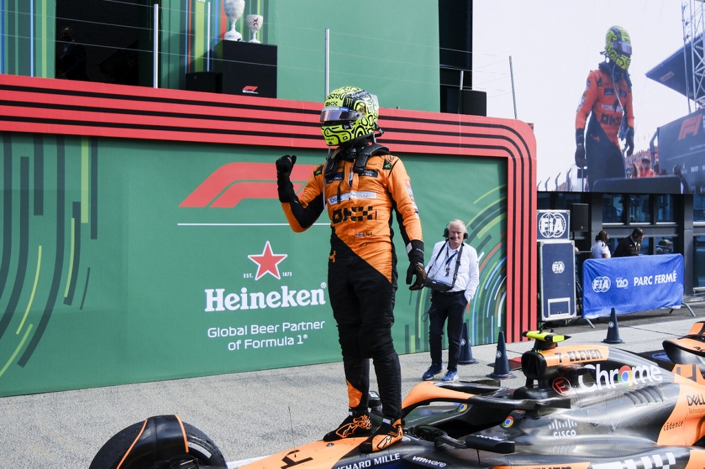 Pebalap McLaren Lando Norris menaklukkan pemimpin klasemen musim ini, Max Verstappen (Red Bull) pada balapan kandangnya yakni Grand Prix Belanda di Sirkuit Zandvoort, Minggu, 25 Agustus 2024.