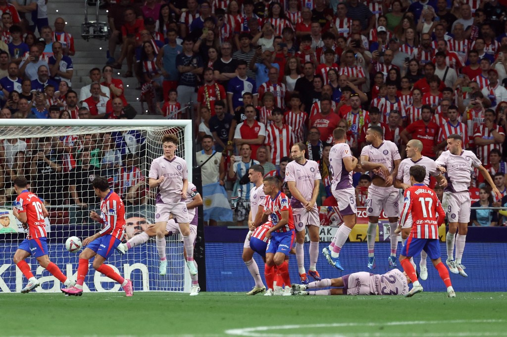 Tuan rumah membuka keunggulan pada menit ke-39 melalui eksekusi tendangan bebas Antoine Grizmann.