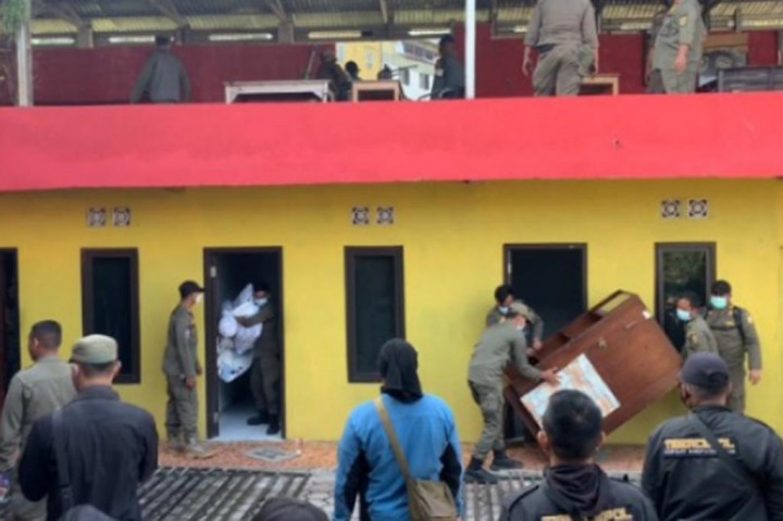 Tim gabungan Satpol PP Kabupaten Bogor, Jawa Barat, dibantu pihak TNI/Polri dan Dinas Perbubungan setempat melakukan penertiban bangunan yang dianggap liar lantaran tak berizin di sepanjang jalur Puncak Bogor. Ada sekitar 196 bangunan yang akan ditertibkan, dimana 90 bangunan sudah dibongkar pemilik dan 106 masih berdiri.