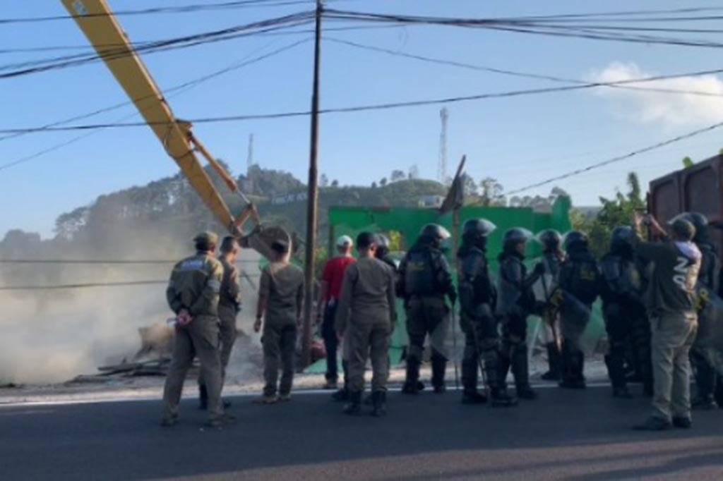 PJ Sekda Kabupaten Bogor, Suryanto Putra, menegaskan, sedikitnya ada 196 unit bangunan tanpa izin yang akan ditertibkan, 90 unit bangunan sudah dilakukan pembongkaran sendiri oleh pengguna selama ini, sementara 106 masih kokoh berdiri.