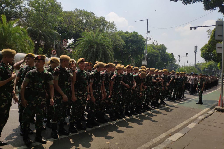 Sejumlah massa akan kembali menggelar aksi unjuk rasa di depan Gedung Komisi Pemilihan Umum (KPU). Sebanyak 1.800 ribu TNI-Polri ditugaskan untuk menjaga wilayah sekitar KPU.