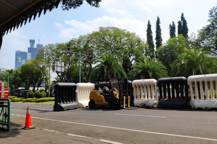 Wirdhanto mengatakan, aksi unjuk rasa yang dilakukan oleh masyarakat tersebut akan dimulai pukul 13.00 WIB. Sehingga, adanya penutupan jalan di sekitar wilayah gedung KPU.