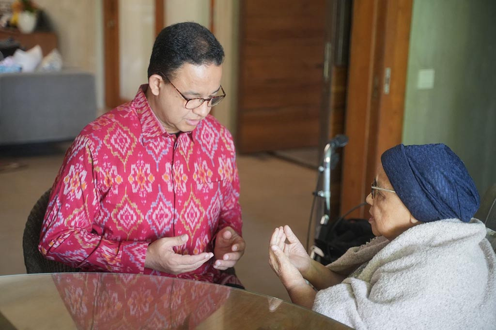 Mantan Gubernur DKI Jakarta Anies Baswedan terlihat pamit ke ibunda, Aliyah Rasyid Baswedan. Anies rencananya akan ke Kantor Dewan Pimpinan Pusat (DPP) Partai Demokrasi Indonesia Perjuangan (PDIP).