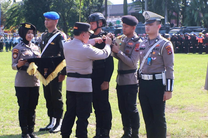 Apel gabungan pengamanan Pemilihan Kepala Daerah (Pilkada) 2024, berlangsung di lapangan Imam Bonjol Padang, Sumatra Barat, Senin, 26 Agustus 2024 pagi. Pasukan gabungan ini terjadi dari 2.700 personel Polri, TNI, Dinas Perhubungan, Dinas Kesehatan, Satpol PP, Damkar, dan Pramuka.