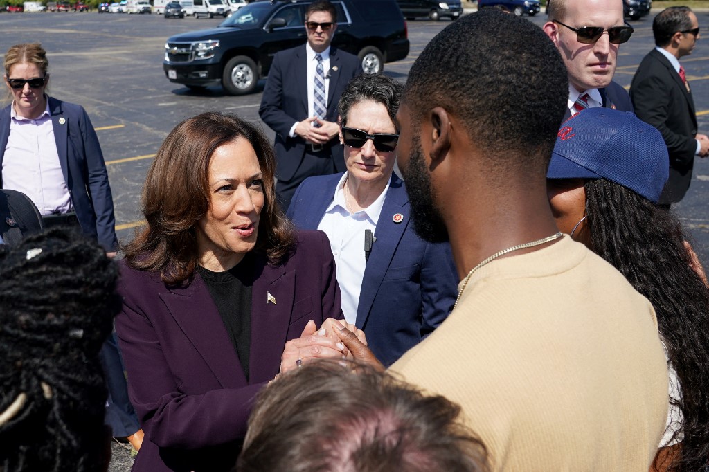 Tim kampanye Harris mengatakan mereka juga menyaksikan peningkatan dukungan sukarelawan untuk wakil presiden tersebut. Selama minggu konvensi, para pendukung mendaftar ke hampir 200.000 relawan untuk membantu kampanye.