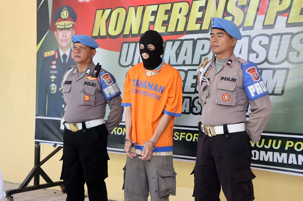 Polisi menangkap SW, 61, pelaku pencabulan anak berkebutuhan khusus yang ternyata tetangga sendiri. Pelaku dihadirkan saat konferensi pers dengan mengenakan penutup muka, baju tahanan berwarna oranye, dan tangan diborgol.