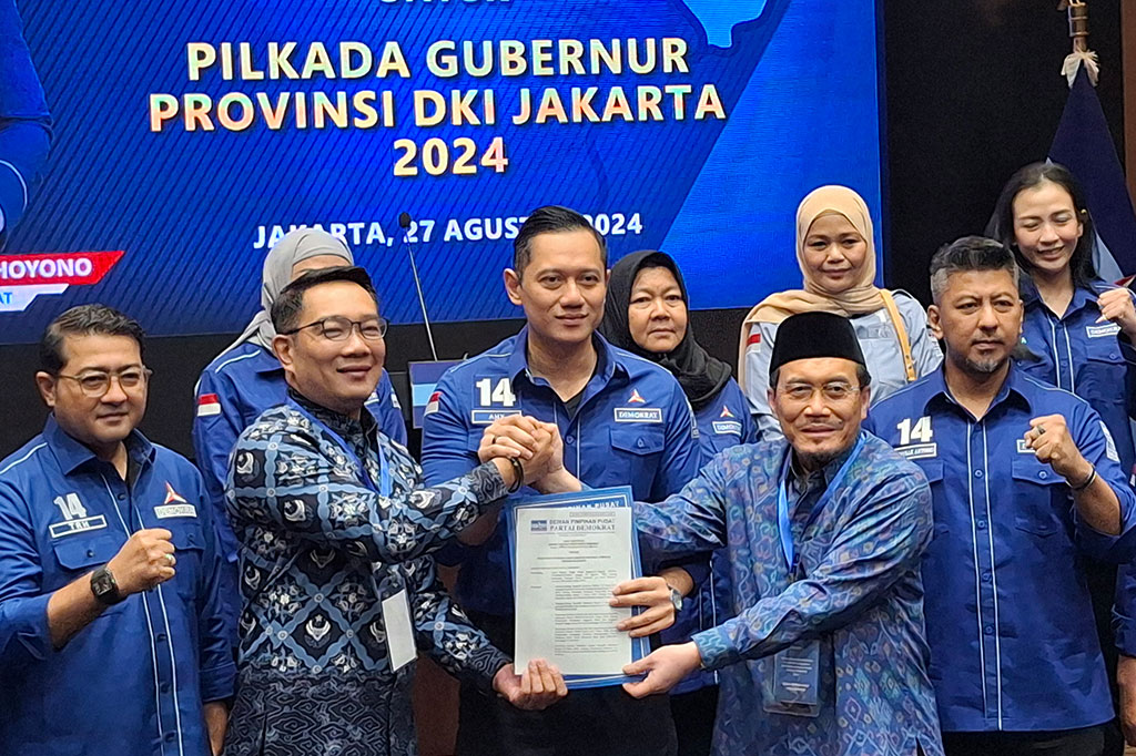 Ketua Umum Partai Demokrat, Agus Harimurti Yudhoyono (tengah) menyerahkan surat rekomendasi kepada pasangan bakal calon Gubernur Jakarta Ridwan Kamil (kiri), bakal calon wakil Gubernur Jakarta Suswono di DPP Partai Demokrat, Jakarta, Selasa, 27 Agustus 2024.