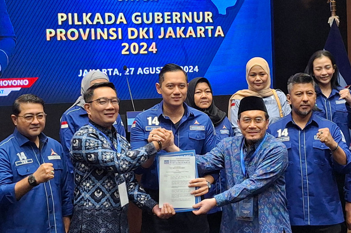 Ketua Umum Partai Demokrat, Agus Harimurti Yudhoyono (tengah) menyerahkan surat rekomendasi kepada pasangan bakal calon Gubernur Jakarta Ridwan Kamil (kiri), bakal calon wakil Gubernur Jakarta Suswono di DPP Partai Demokrat, Jakarta, Selasa, 27 Agustus 2024.