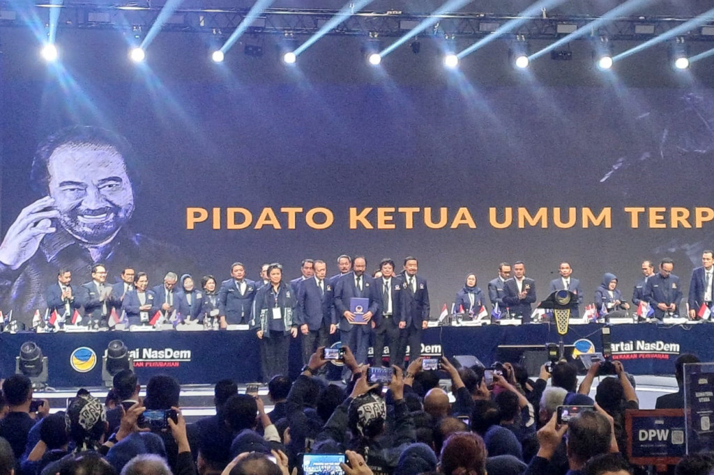 Keputusan ini ditandatangani oleh Ketua Majelis Tinggi Partai NasDem Jan Darmadi. Lalu, IGK Manila serta anggota Majelis Tinggi Partai NasDem Lestari Moerdijat, Karli Boenjamin, dan Prananda Surya Paloh.