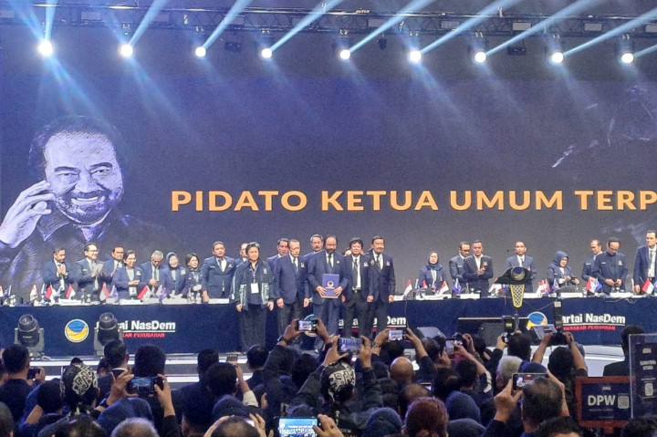 Keputusan ini ditandatangani oleh Ketua Majelis Tinggi Partai NasDem Jan Darmadi. Lalu, IGK Manila serta anggota Majelis Tinggi Partai NasDem Lestari Moerdijat, Karli Boenjamin, dan Prananda Surya Paloh.