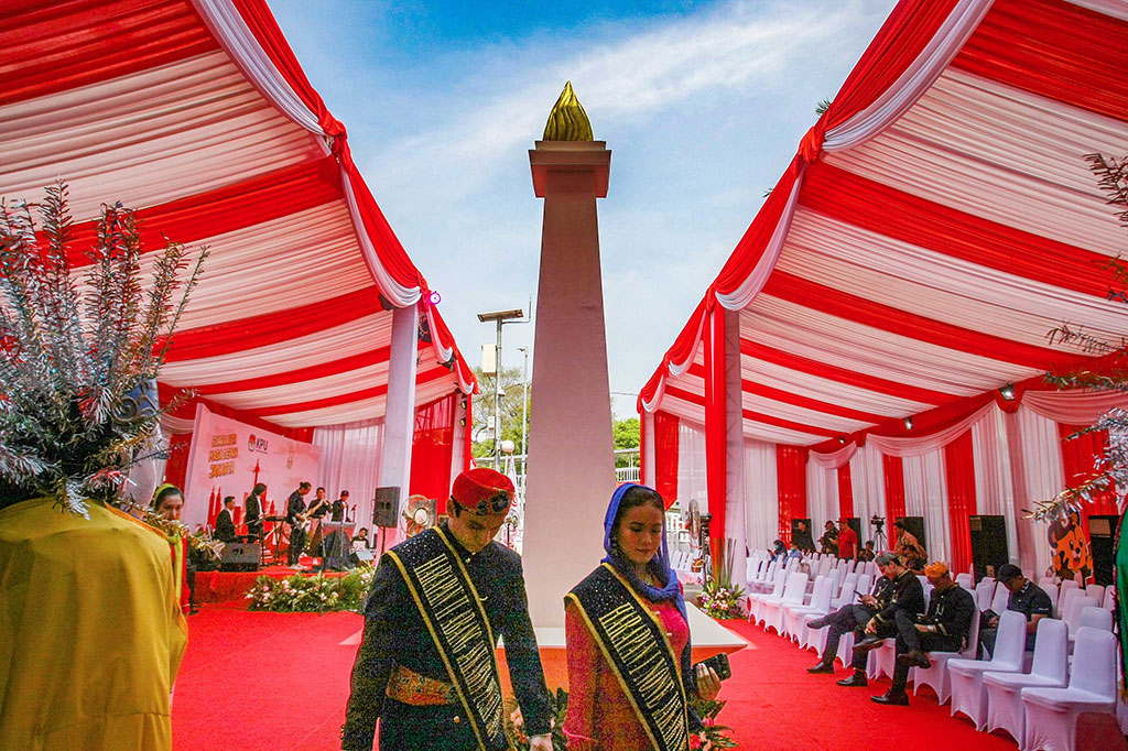 Dari pintu masuk hingga lobi kantor KPU DKI sudah dipenuhi tenda dan kain berwarna merah putih melambangkan bendera Indonesia. 