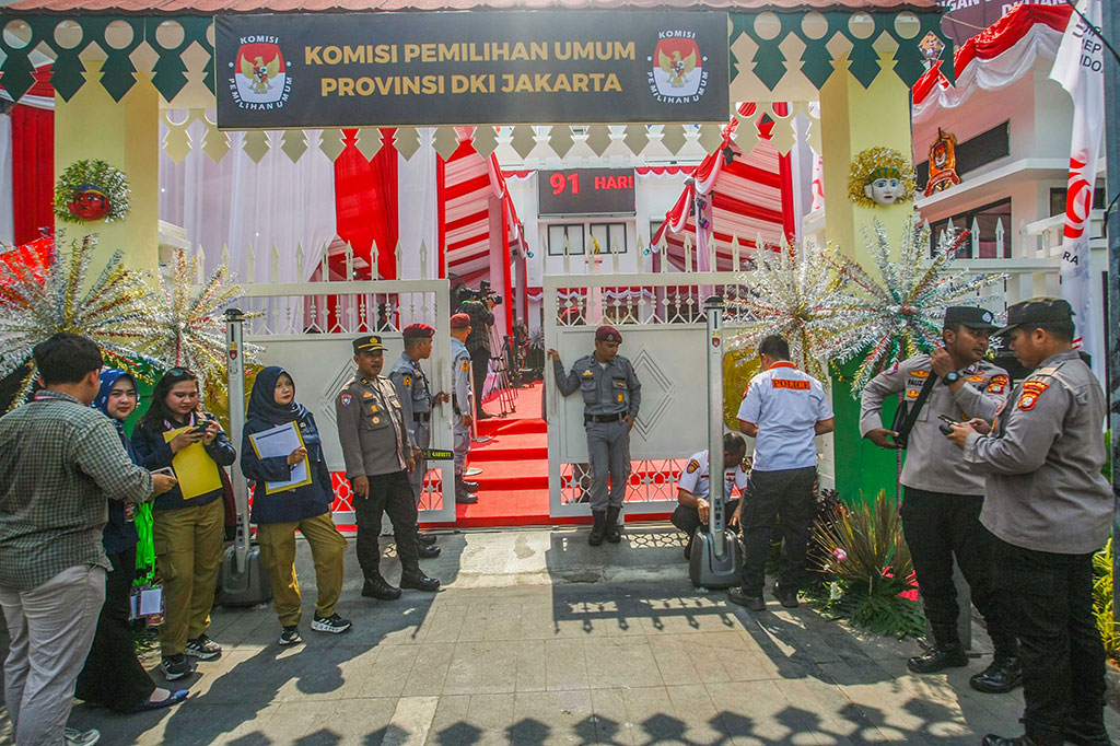 Kantor Komisi Pemilihan Umum (KPU) DKI, Senen, Jakarta Pusat semarak dengan ornamen Betawi selama pendaftaran calon gubernur dan wakil gubernur dalam Pemilihan Kepala Daerah (Pilkada) DKI.