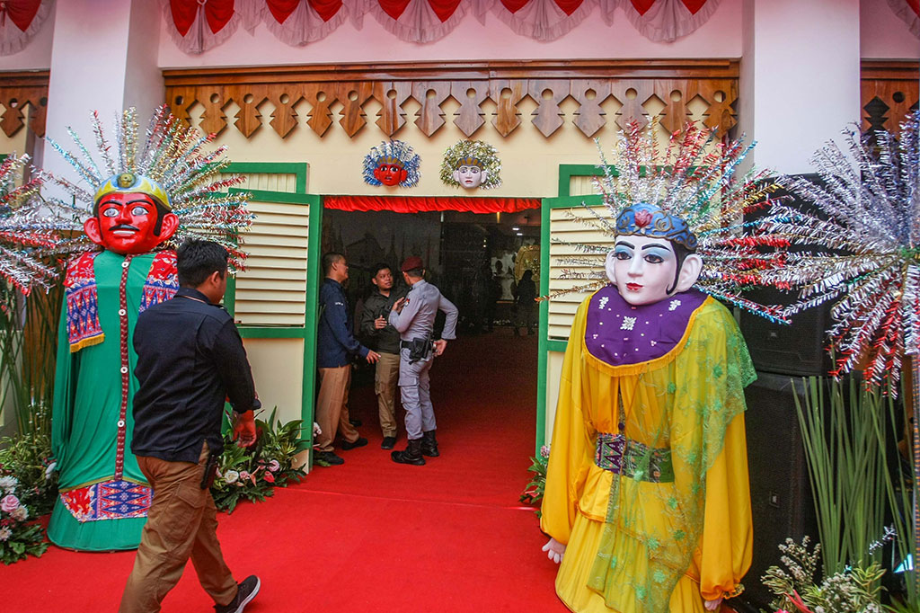 Kemudian, terdapat rumah tradisional Betawi yakni Rumah Kebaya atau Rumah Bapang yang didominasi warna hijau dan kuning. Dari pintu rumah itu terjajar dua ondel-ondel Betawi dan hiasan kembang kelapa dengan warna senada seakan menyambut para tamu yang masuk ke kantor KPU DKI.