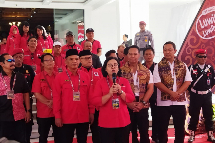 Pasangan calon Gubernur Jawa Tengah Andika Perkasa dan calon Wakil Gubernur Jawa Tengah Hendrar Prihadi akhirnya resmi mendaftar ke KPU Jawa Tengah, di Jalan Veteran, Semarang, Selasa, 27 Agustus 2024.