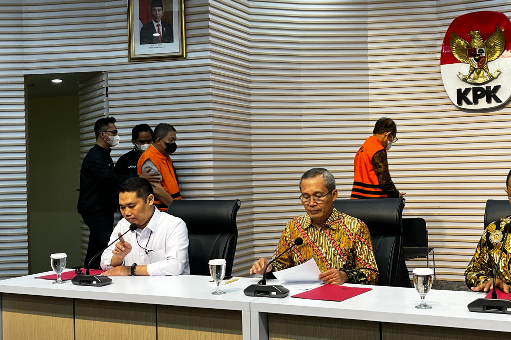 “(Penahanan) selama 20 hari ke depan yang terhitung sejak tanggal 27 Agustus 2024 sampai dengan 15 September 2024,” kata Wakil Ketua KPK Alexander Marwata di Gedung Merah Putih KPK, Jakarta Selatan, Selasa, 27 Agustus 2024.