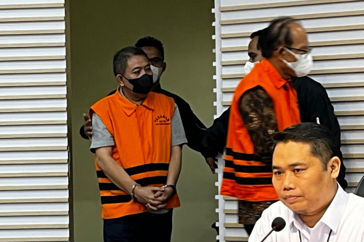 Komisi Pemberantasan Korupsi (KPK) mengumumkan dua tersangka dalam dalam kasus dugaan rasuah pembayaran komisi agen dari PT Asuransi Jasa Indonesia (Jasindo) (Persero) kepada PT Mitra Bina Selaras. Mereka langsung ditahan usai status hukum itu dipaparkan ke publik.