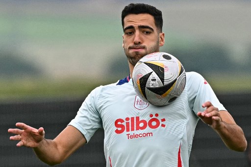 Menurut laporan pakar transfer Eropa Fabrizio Romano, Arsenal mengeluarkan 27.4 juta poundsterling (Rp562 miliar) dan tambahan 4.2 juta (Rp86.1 miliar) untuk memboyong Merino ke Emirates Stadium.