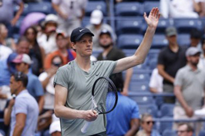 Petenis Italia Sinner berjuang untuk meraih kemenangan 2-6, 6-2, 6-1, 6-2 atas lawannya yang berada di peringkat 140 di Stadion Arthur Ashe, memenangi 18 dari 22 gim terakhir.