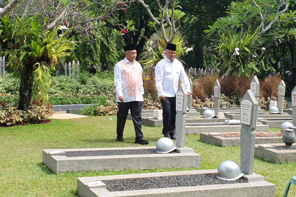 Pantauan Medcom.id, keduanya tiba sekitar pukul 10.15 WIB. Ilham memakai pakaian lengan panjang berwarna putih dan celana hitam. Sementara, Syaikhu memakai pakaian lengan panjang putih kombinasi oranye.