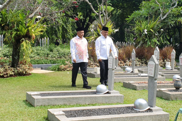 Pantauan Medcom.id, keduanya tiba sekitar pukul 10.15 WIB. Ilham memakai pakaian lengan panjang berwarna putih dan celana hitam. Sementara, Syaikhu memakai pakaian lengan panjang putih kombinasi oranye.