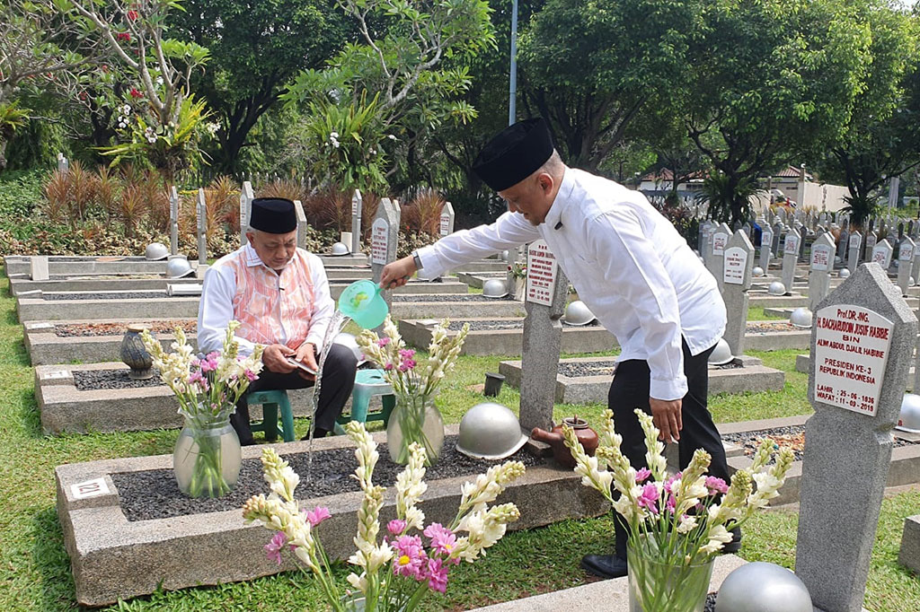 Ilham Habibie berziarah ke makam ayahnya, Presiden ke-3 RI BJ Habibie di Taman Makam Pahlawan (TMP), Kalibata, Jakarta Selatan, Rabu, 28 Agustus 2024. Dia didampingi Presiden Partai Keadilan Sejahtera (PKS) Ahmad Syaikhu.