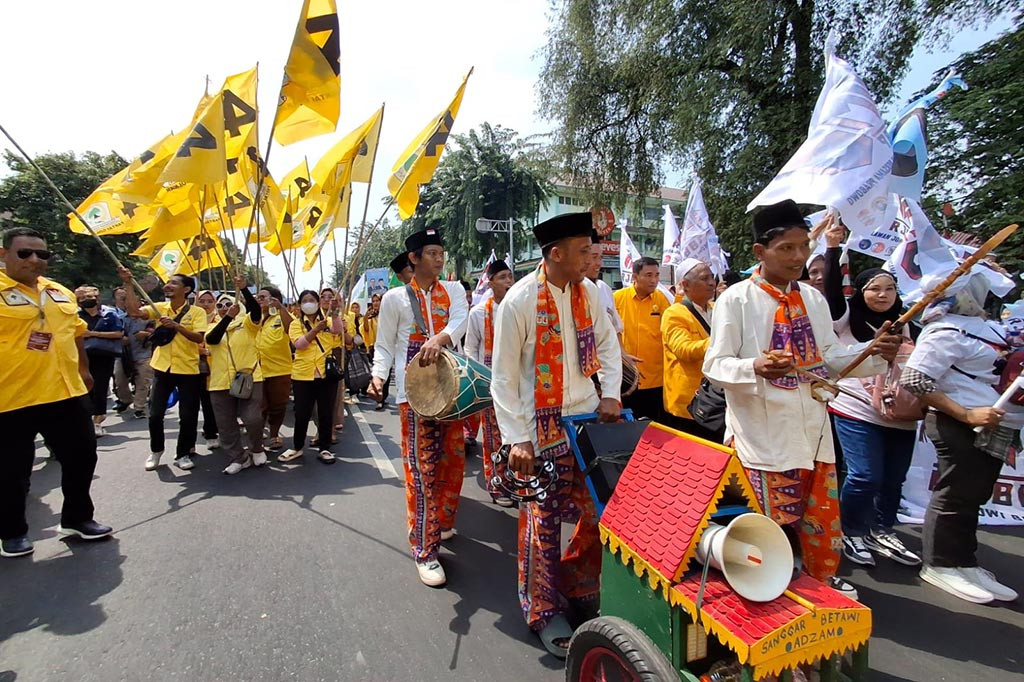 Sejumlah kesenian khas betawi turut memeriahkan arak-arakan RK-Suswono menuju KPU DKI Jakarta. Seperti tanjidor dan ondel-ondel. 