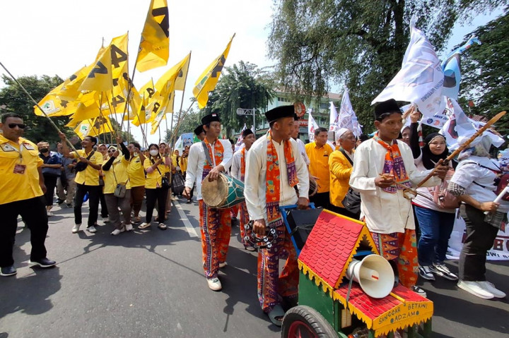 Sejumlah kesenian khas betawi turut memeriahkan arak-arakan RK-Suswono menuju KPU DKI Jakarta. Seperti tanjidor dan ondel-ondel. 