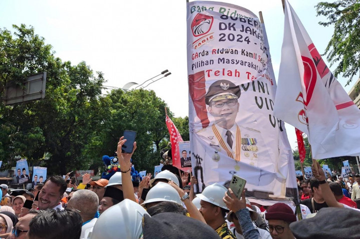 Mereka tampak membawa poster bergambar RK dan Suswono. Beberapa membawa bendera partai, seperti Partai Amanat Nasional (PAN),  Partai Golkar, Partai Bulan Bintang (PBB), Partai Persatuan Pembangunan juga tampak dikibarkan. 