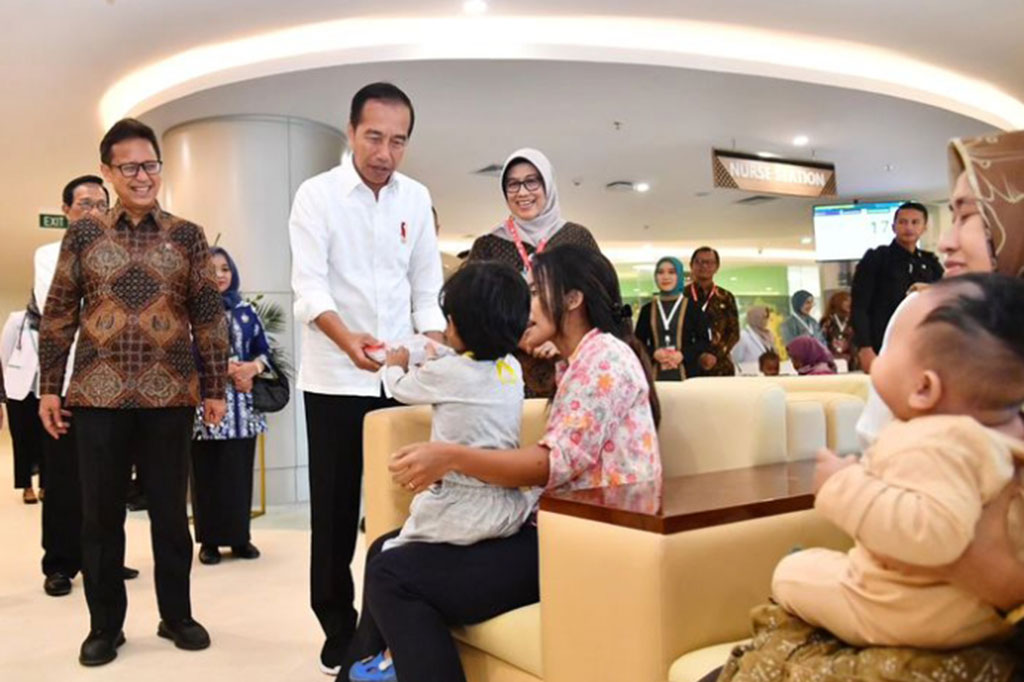 Jokowi juga mengapresiasi peralatan kesehatan yang disediakan di gedung tersebut yang dinilainya sangat modern.