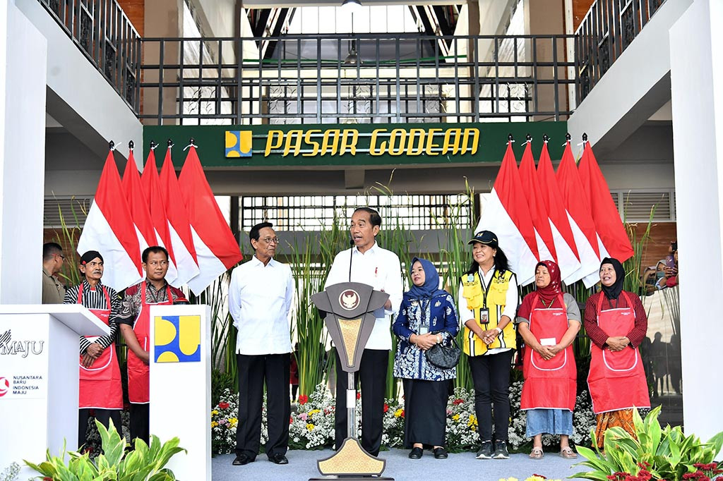 Presiden Joko Widodo meresmikan Pasar Godean yang telah direvitalisasi di Kabupaten Sleman, Daerah Istimewa Yogyakarta (DIY), pada Rabu, 28 Agustus 2024. Pasar yang telah melayani masyarakat sejak tahun 1980 ini kini tampil dengan wajah baru setelah melalui revitalisasi menyeluruh yang menelan anggaran sebesar Rp89 miliar.