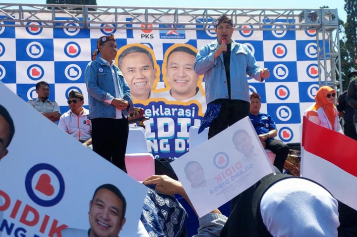 Ratusan kader Partai Keadilan Sejahtera (PKS) dan Partai Demokrat berkumpul di alun-alun Lembang untuk mendeklarasikan pasangan calon bupati dan calon wakil bupati Didik Agus Triwiyono-Gilang Dirga pada Pilkada Kabupaten Bandung Barat, Rabu, 28 Agustus 2024.