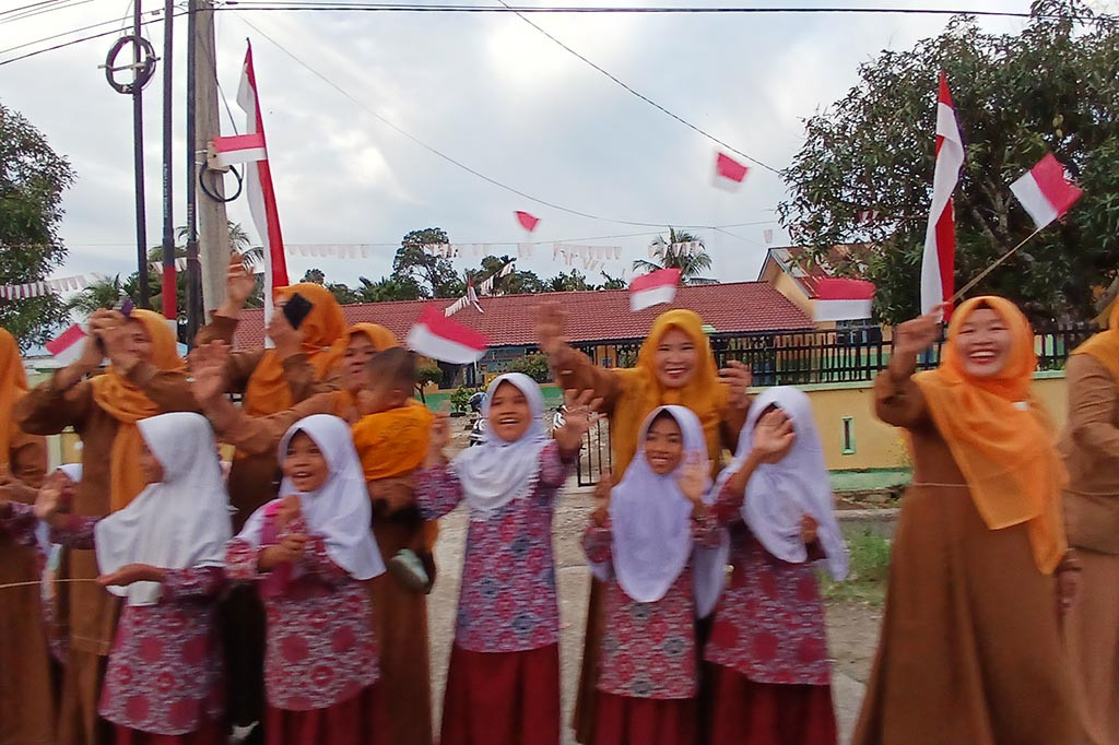 Perjalanan kirab api PON XXI dimulai dari Sabang dan disambut meriah di Aceh Jaya. Penjabat Bupati Aceh Jaya, Murtala, bersama Forkopimda dan masyarakat setempat, menyambut hangat simbol semangat olahraga ini.