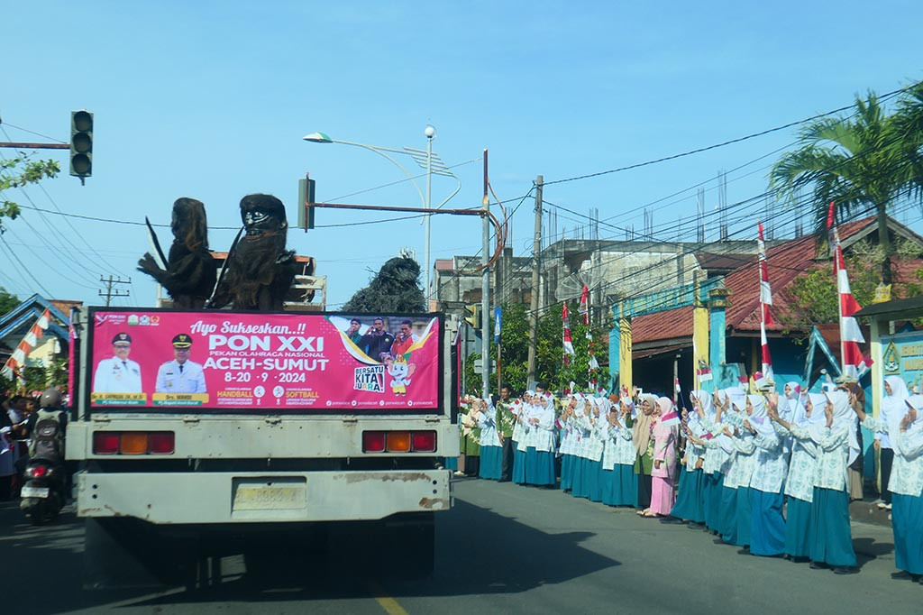 Prosesi ini menjadi simbol semangat persatuan dan sportivitas menjelang perhelatan olahraga terbesar di Indonesia.