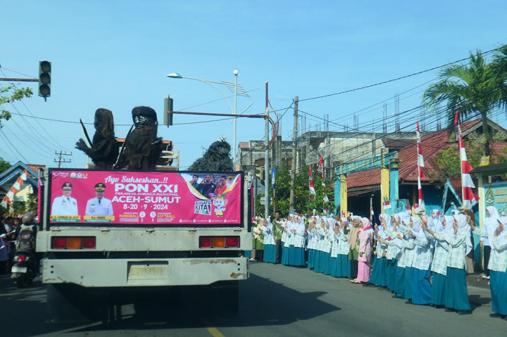 Prosesi ini menjadi simbol semangat persatuan dan sportivitas menjelang perhelatan olahraga terbesar di Indonesia.