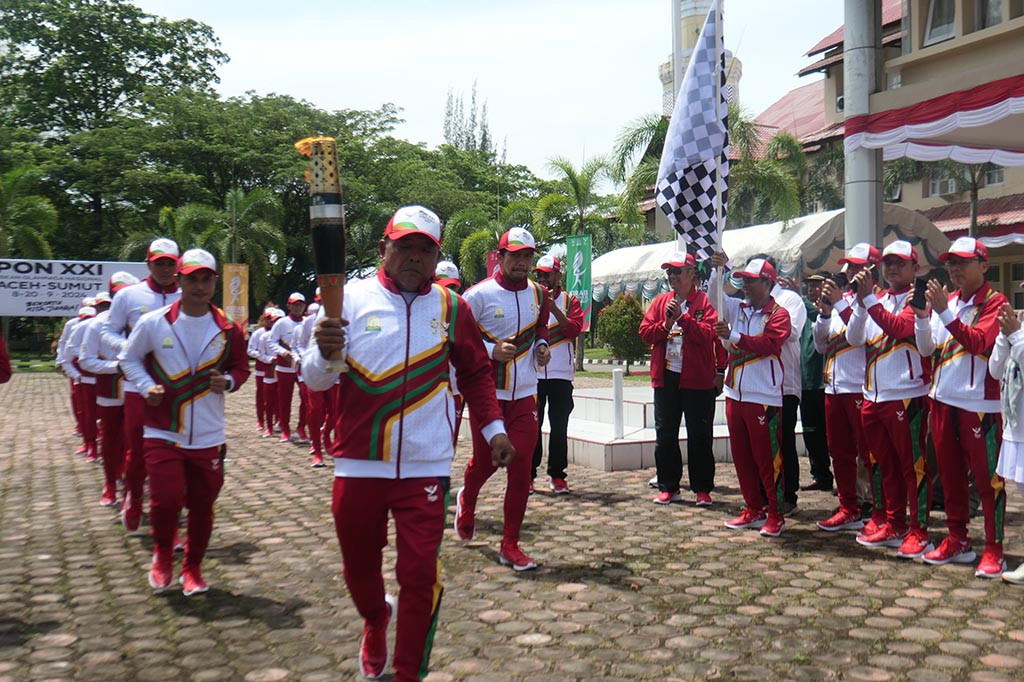 Pantauan dilokasi, ribuan masyarakat bahkan siswa SD, SMP dan SMA menyambut antusias api abadi ini dengan mengibarkan atribut bendera merah putih sambil bersorak riang di sepanjang jalan lintasan di setiap daerah yang dilalui arak-arakan kirab api PON tersebut.