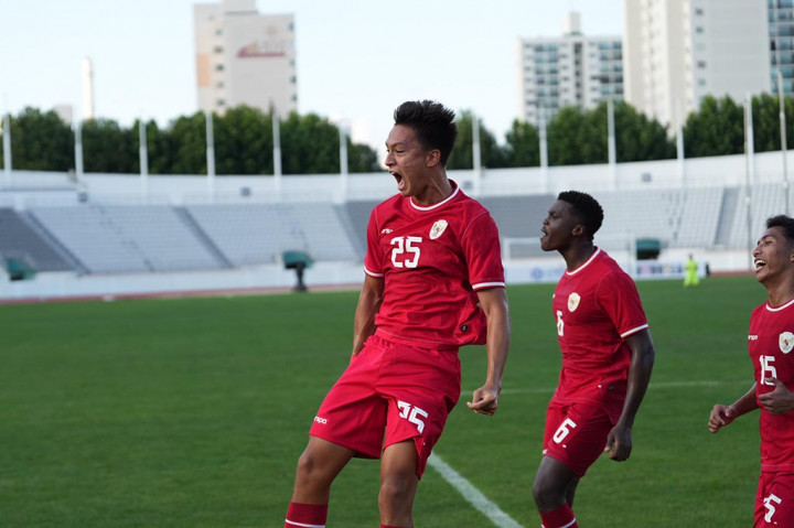 Ya, sepanjang 45 menit pertama, Indonesia sebenarnya unggul dari segi penguasaan bola dengan persentase 65 persen berbanding 35 persen. Hanya saja, rapatnya barisan pertahanan Argentina membuat Dony Tri Pamungkas dkk kesulitan untuk menembus pertahanan Tim Tango Muda. Tercatat, pemain Indonesia U-20 tak diberikan kesempatan untuk melepaskan tendangan ke arah gawang Argentina.