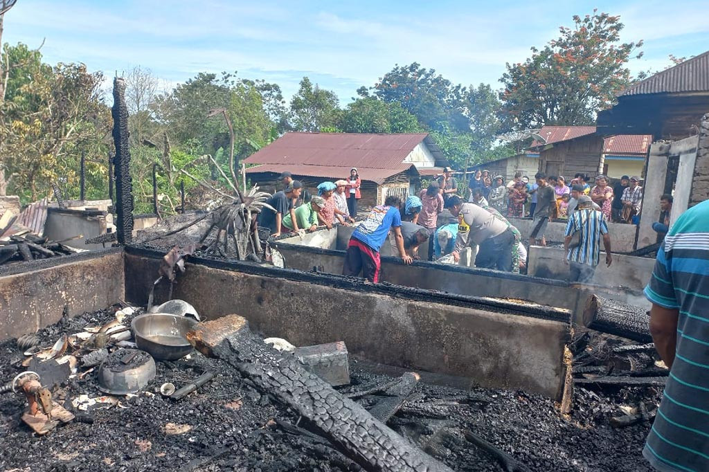 Kasi humas polres Aiptu W. Baringbing, mengatakan, hasil keterangan saksi yang di himpun lokasi kejadian api pertama sekali muncul dari rumah milik Herlina Sinaga. Saat kejadian ke 3 pemilik rumah sedang mengikuti acara pesta adat.