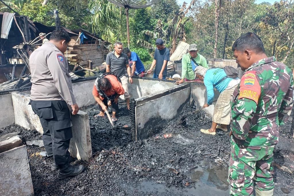 Ketiga unit rumah tersebut adalah milik Karlop Sinaga (55), Herlina Sinaga (45) dan Ganda Sinaga (35).