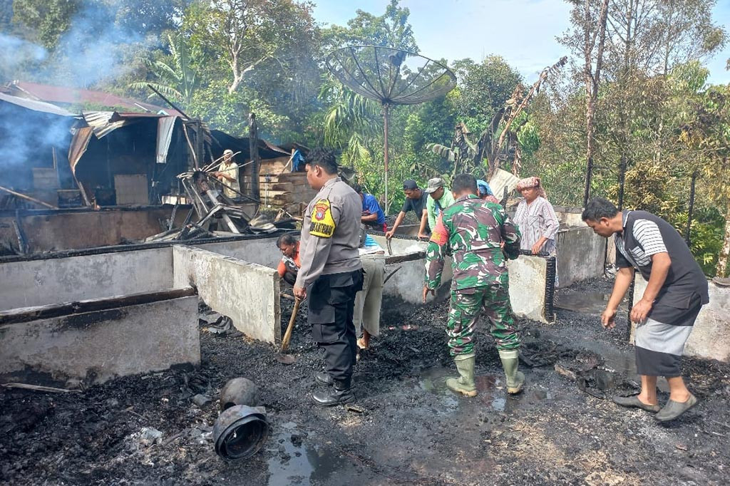 Tiga unit rumah semi permanen di Dusun Bulu Godang, Desa Banuaji II, Kecamatan Adian Koting Kabupaten Tapanuli Utara, Sumatera Utara, ludes terbakar hingga rata dengan tanah pada Rabu, 28 Agustus 2024 sekitar Pukul 13.30 WIB.